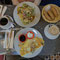 Unser zweites Frühstück im Café Clock besteht aus fruchtigen Pfannkuchen und Omelette mit Ziegenfleisch und Oliven