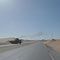Mit schwerem Gerät wird versucht, die Straße vom Sand freizuhalten