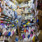Der Verkäufer weiß genau, welches Paar Schuhe wo zu finden ist