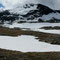 Eine Reisegruppe erlebt den Schnee auf dem Sognefjellet