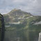 Wolken verzieren die steilen Berghänge am Geirangerfjord