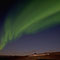 Wie ein Pinselstrich zieht das Licht über die dunkle Landschaft