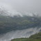 Blick zum spiegelglatten Fjord