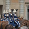 Berittene Soldaten zu Ehren des Königs im Schlosshof