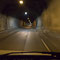 Immer wieder fahren wir durch lange Tunnels