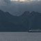 Ein Kreuzfahrtschiff fährt entlang der Küste der Lofoten