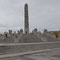 Der große Monolith stellt 121 Menschen dar