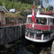 Das Schiff verlässt die Schleusenanlage am Vrangfoss