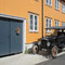 Passendes Auto, Ford T1 vor einem der Gebäude in Røros