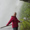 Hinter dem Wasservorhang des Steinsdalsfossen bleiben wir fast trocken