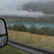 Tief hängende Wolken über dem Fjord