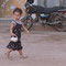 Kleine Dame zum Shopping unterwegs