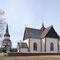 Die alte Kirche von Älvros mit ihrem freistehenden Glockenturm