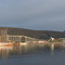 Blick von der Altstadt in Tromsø zur Tromsøbrua und zur Eismeerkathedrale