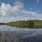 Wir umrunden einen spiegelglatten Bergsee