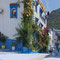 Blau mit Blütenpracht in der Medina von Chefchaouen
