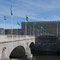 Schwedische Flaggen auf der Norrbro vor dem Palast