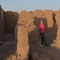Andrea bei der Erkundung der Ruine