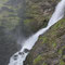 Das Wasser des Svandalsfossen rauscht tosend in die Tiefe