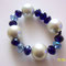 bracciale elastico con perle grandi bianche e cristalli blu e celesti