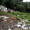 Müllablagerungen mitten im Ort (inkl. alter Autobatterien)