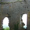 Les ruines du château féodal. Terrain dangereux. On ne se penche pas à la fenêtre mais on remarque les latrines à encorbellement. C'est rare.