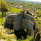 Vue planante sur les ruines du château et sur le village de Mirebel