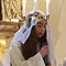 Die heilige Lucia (Paula Bickert) trägt einen Impuls von Paul Weismantel vor  -  Bild von Peter Eichelsbacher