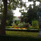 und schönen Gartenanlagen vorbei.