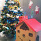 窓からのぞくとサンタさんが…（段ボールで作ったクリスマスの飾り）