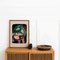 Mockup dient der Veranschaulichung. Größenverhältnisse sind nicht immer maßstabsgetreu. Bildnachweis:<a href="https://www.freepik.com/free-photo/blank-large-frame-wooden-sideboard-living-room_15438786.htm">Image by rawpixel.com on Freepik</a>