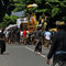 Auf Bali ist eine Bestattung zum Teil auch ein freudiges Fest . Der Sarg wird von mehrern Männern getragen und sie laufen den Angehörigen davon . Diese versuchen dann die Träger zu fangen .