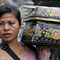 Balinesin mit ihrem Korb gefüllt mit Opfergaben