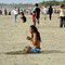 Meditieren am Strand von Kuta . Es wimmelt hier nur so von Menschen