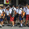 In Bali tragen die Kinder Schuluniformen der Gegend entsprechend immer wieder in anderen Farben