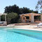 Privater Pool und Außenküche des Fereinhauses für schönen Urlaub in Apulien zu buchen