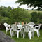 le salon de jardin dans la cours / jardin du gite en balcon sur la vallée