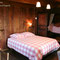 la chambre 1 du gite au premier plan le lit et en fond le lit en alcove