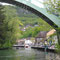 La passerelle relie la base de loisirs au village .Elle fut conçue et fabriquée par les professeurs et les élèves du lycée Monge de Chambéry, elle fut installée sur le canal en 1989. 