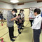 保護者がJrのスカーフを着けます