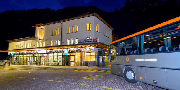 (c) Der neue Busbahnhof in Sand in Taufers samt Büroräumen des Busunternehmen Oberhollenzer