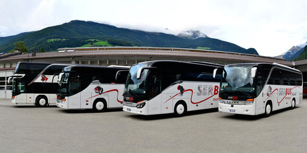 (c) Das Busunternehmen Oberhollenzer verfügt auch über eine moderne Reisebusflotte