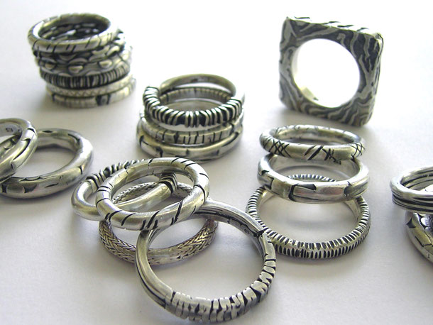 Sammel Ringe aus 925er Sterling Silber mit verschiedene Muster und geschwärzten Vertiefungen. 