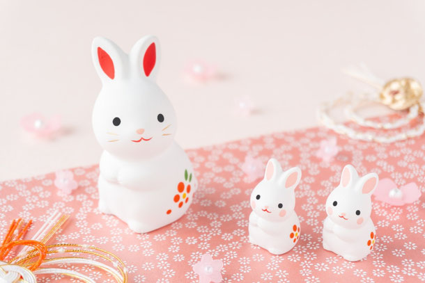 かわいいウサギの親子の置物が置かれたお正月らしい飾りモノ