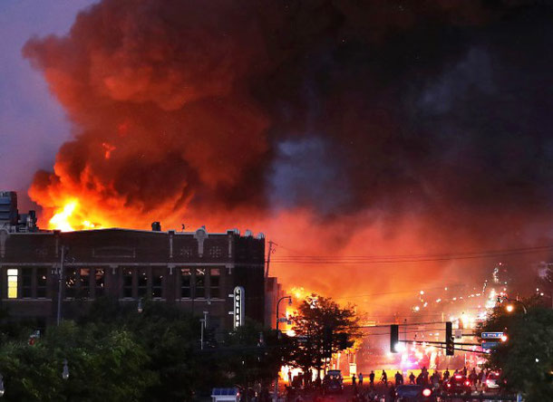 Minneapolis politistation i byens tredje distrikt i flammer