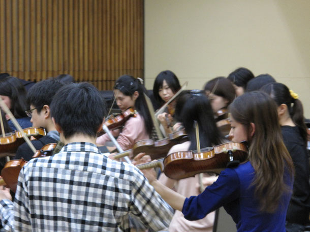 Midori Komachi and Aki Sawa, playing with the students of the String Orchestra. 