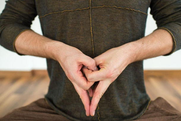 Hara Mudra Zentrum Intuition Klarheit Rene Hug Yin Yoga