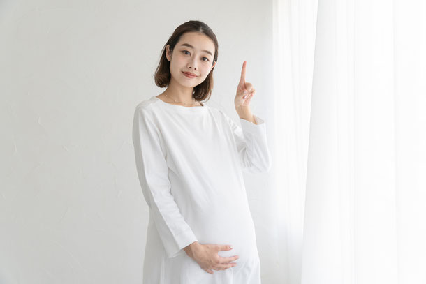 青森市の妊娠中の体調ケアをサポートするマタニティ整体｜笑顔でリラックスした妊婦さんが、安心してマタニティライフを楽しむ様子