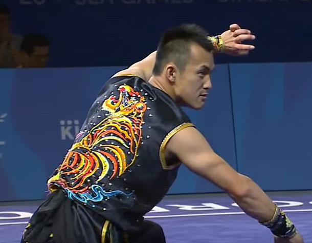Ein Athlet zeigt eine Nanquan-Form auf einem Wushu-Wettkampf.