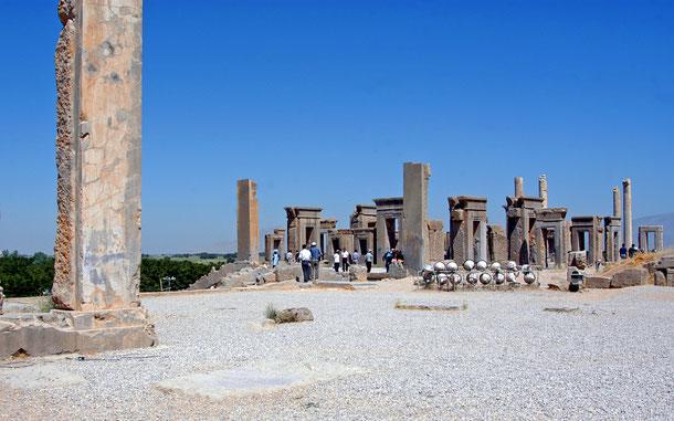 イランの世界遺産「ペルセポリス」の冬の宮殿タチャラ